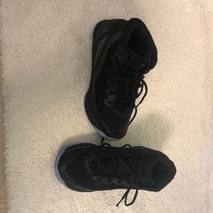 Under Armour Size 2 Steph Curry Boy Sneakers